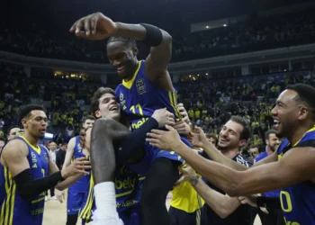 Son saniye basketi ile Paris’i yenen Fenerbahçe, EuroLeague’de play-off’u garantiledi