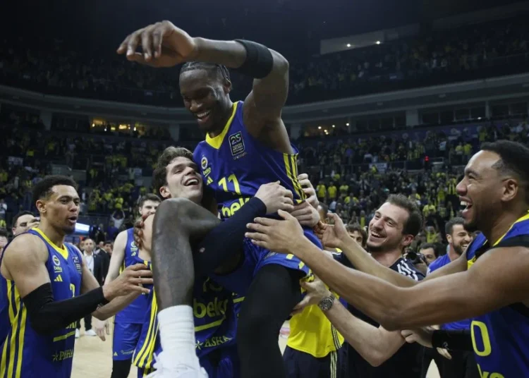 Son saniye basketi ile Paris’i yenen Fenerbahçe, EuroLeague’de play-off’u garantiledi