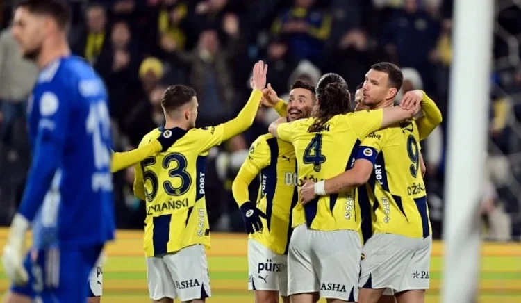 Fenerbahçe farkı azaltma fırsatını tepmedi! Lider Galatasaray’la arada 4 puan kaldı 1 Fenerbahçe farkı azaltma fırsatını tepmedi! Lider Galatasaray’la arada 4 puan kaldı