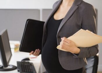 Doğum yapan veya evlat edinen memur eşlerden birine yarım gün mesai hakkı geliyor