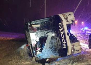 Afyon ve Aksaray’da 2 yolcu otobüsü şarampole devrildi: 1 ölü, 45 yaralı