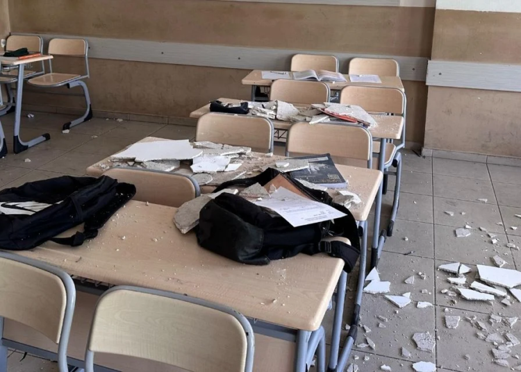 Dersin ortasında öğrencilerin kafasına tavan parçası düştü