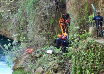 Düden Şelalesi’ni izlemek isterken, 15 metre yükseklikten aşağı uçtu