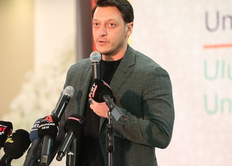 Mesut Özil siyasete hızlı girdi: Siyasetten keyif alıyorum 1 Mesut Özil siyasete hızlı girdi: Siyasetten keyif alıyorum