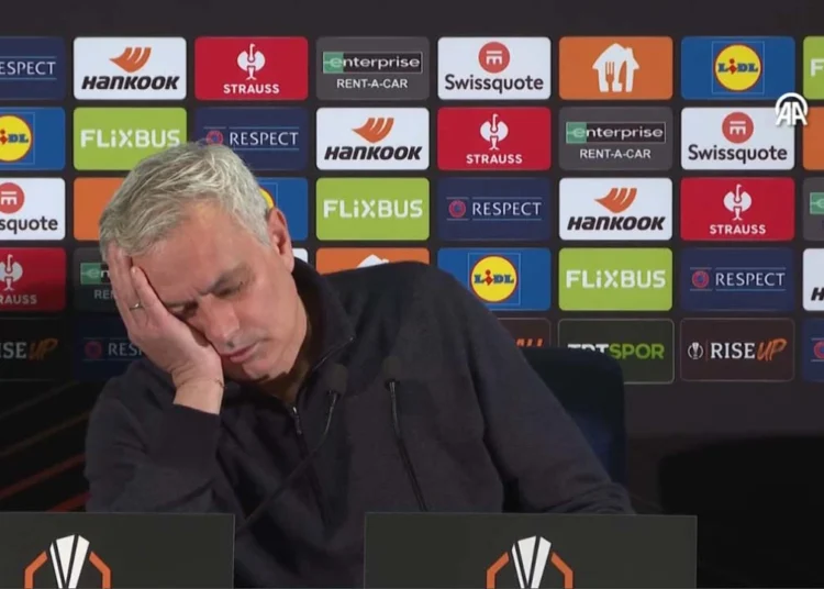 Mourinho’dan olay tavır! Uzun soruya uyuyarak tepki gösterdi 1 Mourinho’dan olay tavır! Uzun soruya uyuyarak tepki gösterdi