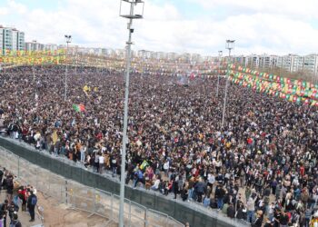 Diyarbakır’da yüzbinler Newroz’da buluştu: Özgür Özel mesaj gönderdi, Öcalan’ın mektubu okunamadı
