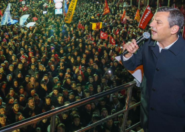 Özgür Özel, kayyım ihtimaline resti çekti: ‘Binadan çıkmayacağız’