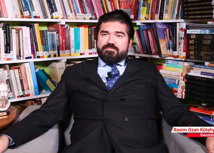 Rasim Ozan Kütahyalı Halk TV’yi karıştırdı: Çalışanlardan itiraz, yazar istifa etti