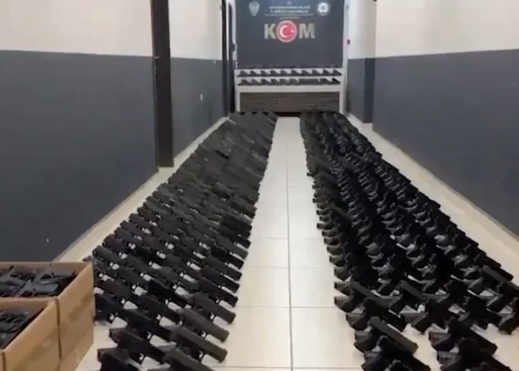 Silah kaçakçılarına operasyon! Ordu deposu gibi… 1 Silah kaçakçılarına operasyon! Ordu deposu gibi…