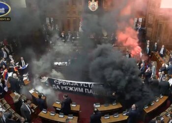 Sırbistan’da Meclis’e sis bombası atıldı: Bir milletvekilinin hayati tehlikesi var