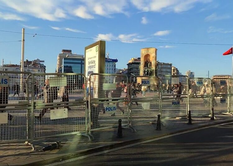 Taksim ve çevresine 8 Mart bariyerleri 1 Taksim ve çevresine 8 Mart bariyerleri