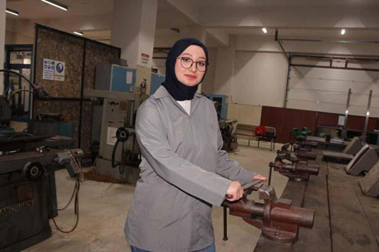 140 erkek öğrenci arasında tek kız: Bu bölüme geldiğime pişman değilim