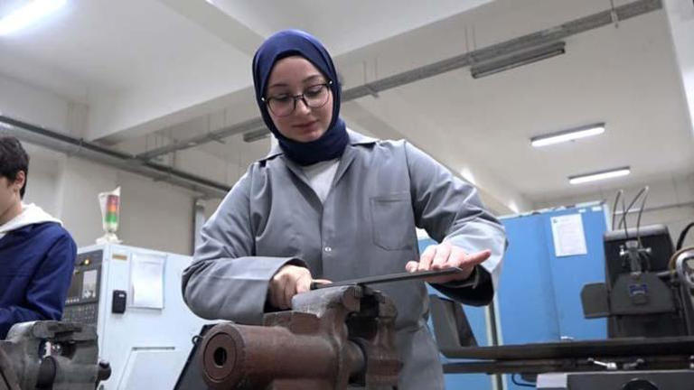 140 erkek öğrenci arasında tek kız: Bu bölüme geldiğime pişman değilim