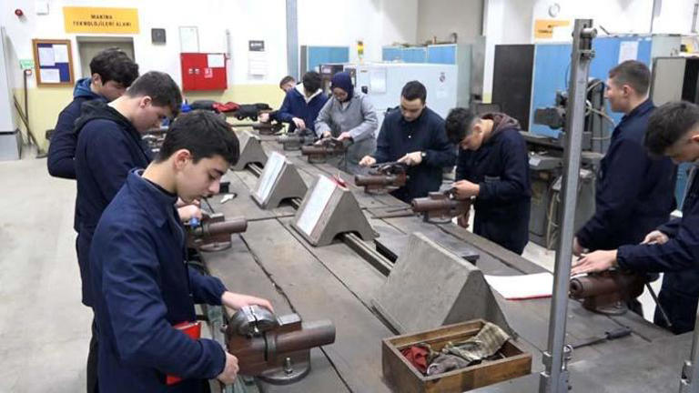 140 erkek öğrenci arasında tek kız: Bu bölüme geldiğime pişman değilim 5 140 erkek öğrenci arasında tek kız: Bu bölüme geldiğime pişman değilim