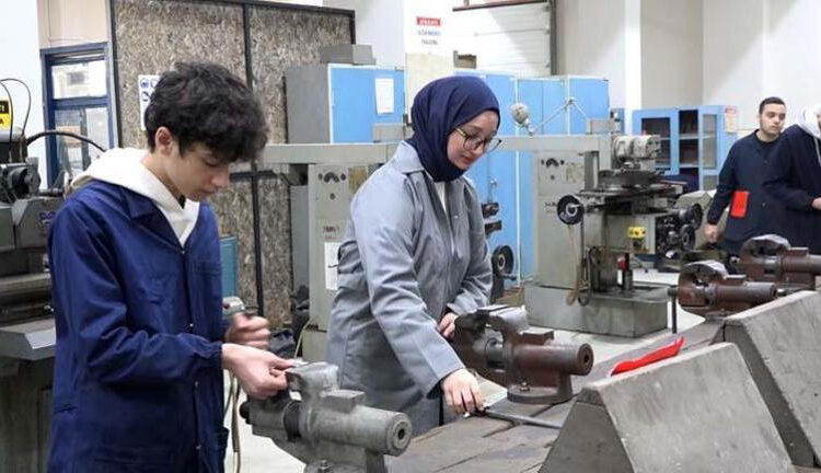 140 erkek öğrenci arasında tek kız: Bu bölüme geldiğime pişman değilim 1 140 erkek öğrenci arasında tek kız: Bu bölüme geldiğime pişman değilim