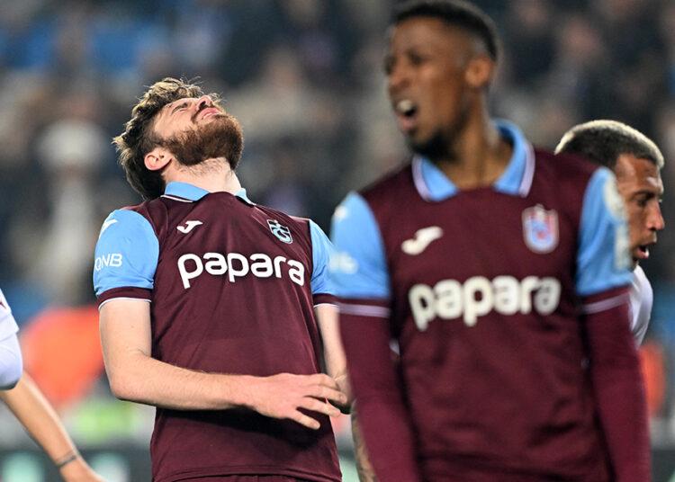 Trabzonspor sahasında yenildi 'istifa' sesleri yükseldi: Şenol Güneş "Sorumlusu benim" dedi 1 Trabzonspor sahasında yenildi ‘istifa’ sesleri yükseldi: Şenol Güneş “Sorumlusu benim” dedi