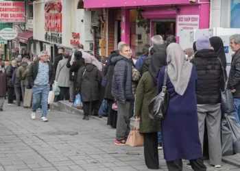 Ucuz et için 1 saat sıra beklemeyi göze aldılar