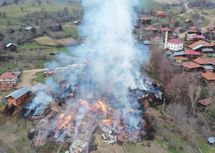 Kastamonu Taşköprü’de 3 ev, 6 ahır ve 9 samanlık küle döndü 1 Kastamonu Taşköprü’de 3 ev, 6 ahır ve 9 samanlık küle döndü
