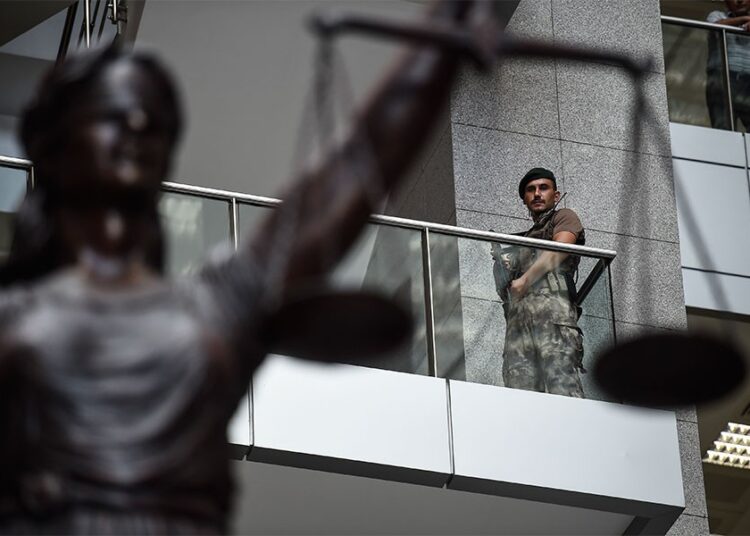 Mümtaz’er Türköne yazdı I Yargıdan AK Parti’ye dost ateşi