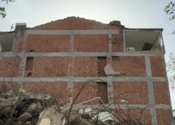 Bina yıkıldı, komşu binanın duvarının olmadığı ortaya çıktı: Odalar açıkta kaldı