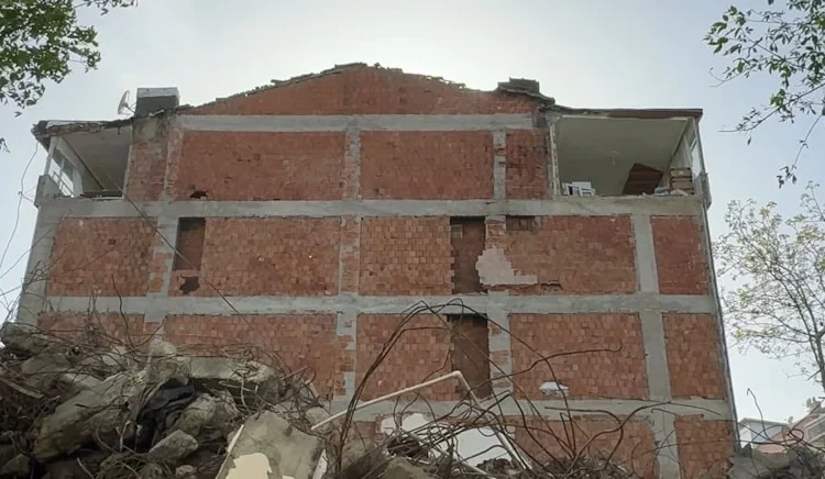Bina yıkıldı, komşu binanın duvarının olmadığı ortaya çıktı: Odalar açıkta kaldı 1 Bina yıkıldı, komşu binanın duvarının olmadığı ortaya çıktı: Odalar açıkta kaldı