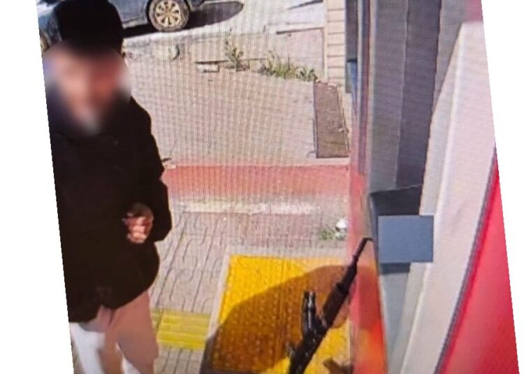 ATM'de 'kalaşnikof' paniği: Para çekmeye silahla gitti 1 ATM’de ‘kalaşnikof’ paniği: Para çekmeye silahla gitti