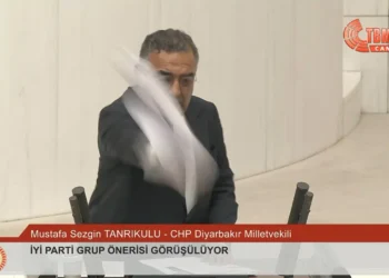 CHP’li Tanrıkulu, işkenceyi anlatan ifadelerin olduğu kağıtları TBMM’de AK Parti’lilere fırlattı: ‘İşkenceye izin verene de lanet olsun’