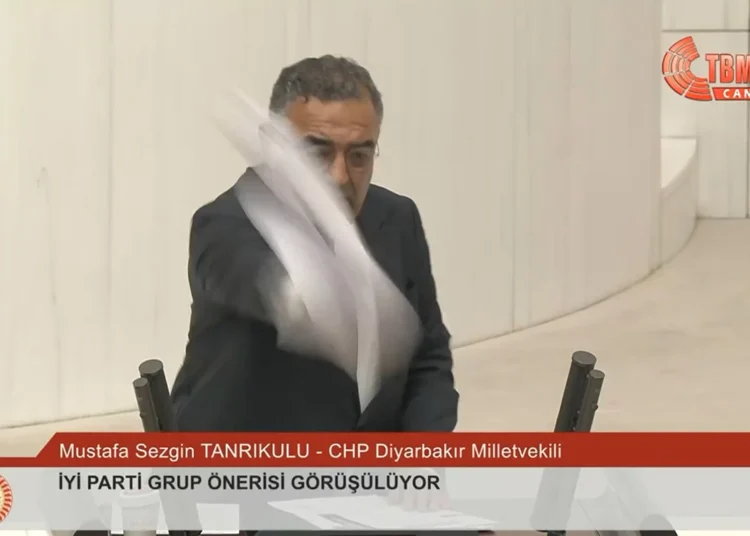 CHP’li Tanrıkulu, işkenceyi anlatan ifadelerin olduğu kağıtları TBMM’de AK Parti’lilere fırlattı: ‘İşkenceye izin verene de lanet olsun’