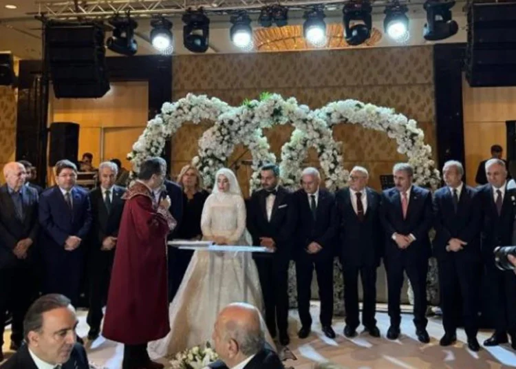 Ankara'da trafik birbirine girdi, yollar kilitlendi: Herkes VIP düğünde buluştu 1 Ankara’da trafik birbirine girdi, yollar kilitlendi: Herkes VIP düğünde buluştu