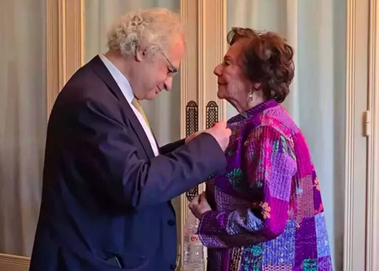 V. Murad'ın torunu Kenize Murad'a Fransa'dan Le-gion d'honneur nişanı verildi, Amin Maalouf takdim etti 1 V. Murad’ın torunu Kenize Murad’a Fransa’dan Le-gion d’honneur nişanı verildi, Amin Maalouf takdim etti