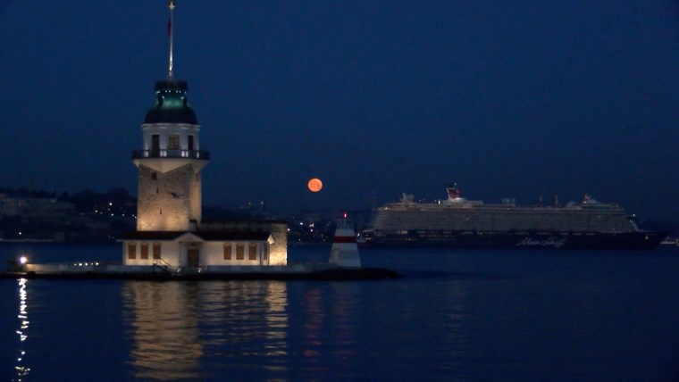 İstanbul'da 'Pembe Ay' şöleni