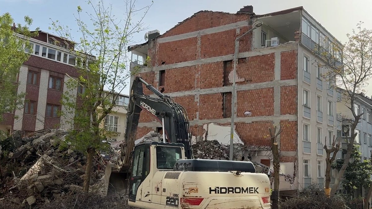 Bina yıkıldı, komşu binanın duvarının olmadığı ortaya çıktı: Odalar açıkta kaldı 2 Bina yıkıldı, komşu binanın duvarının olmadığı ortaya çıktı: Odalar açıkta kaldı