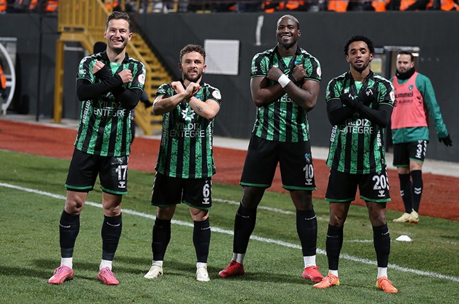 Süper Lig'e yükselen ilk takım Kocaelispor oldu 2 Süper Lig'e yükselen ilk takım Kocaelispor oldu
