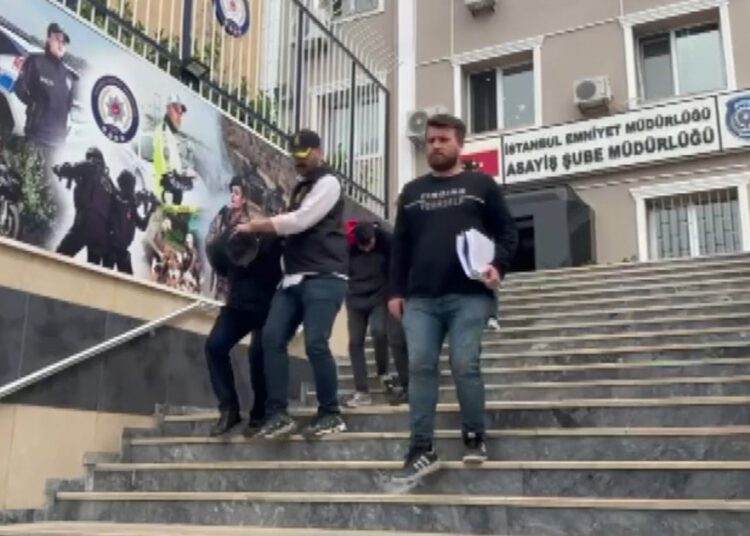 18 yaşındaki çocuklar profesörü dolandırdı: Yüzlerce gram altını gitti 1 18 yaşındaki çocuklar profesörü dolandırdı: Yüzlerce gram altını gitti