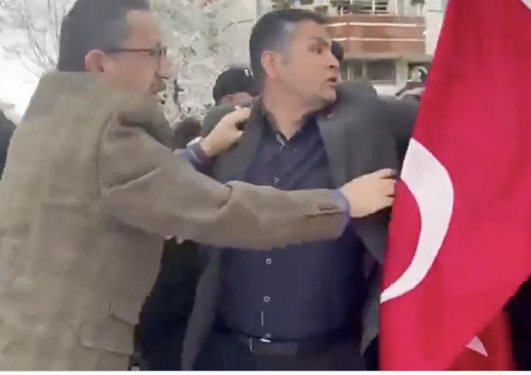 AK Partili başkandan işçiye yumruk; çadıra saldırı 1 AK Partili başkandan işçiye yumruk; çadıra saldırı