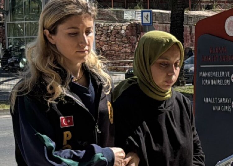 37 günlük bebeğini pencereden atarak öldürdüğü iddiasıyla tutuklandı 1 37 günlük bebeğini pencereden atarak öldürdüğü iddiasıyla tutuklandı