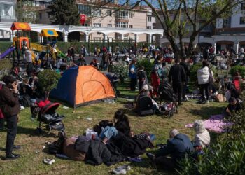 İstanbullular deprem nöbetinde: Parklar, bahçeler, yol kenarları doldu