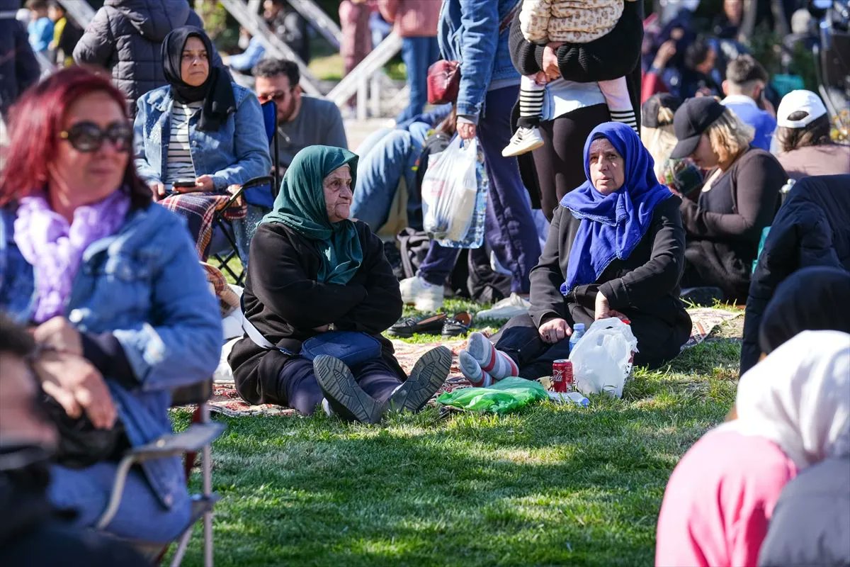 İstanbullular deprem nöbetinde: Parklar, bahçeler, yol kenarları doldu