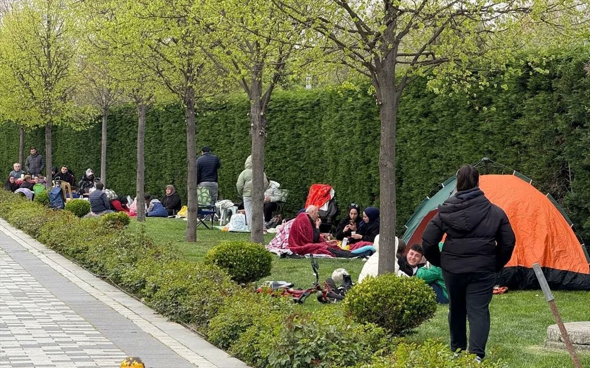 İstanbullular deprem nöbetinde: Parklar, bahçeler, yol kenarları doldu