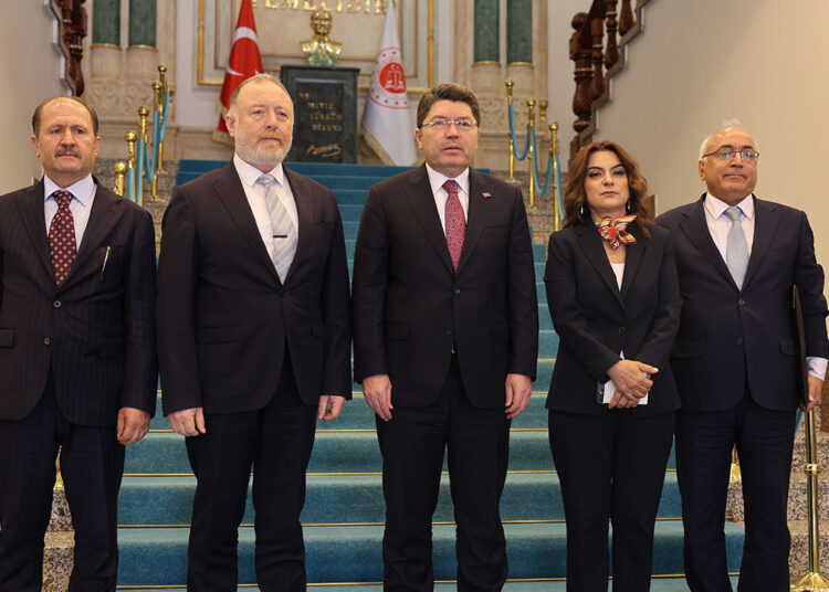 DEM Parti heyeti, Adalet Bakanı Tunç ile görüştü: "Öcalan'ın koşullarıyla ilgili bazı gelişmeler görebiliriz" 1 DEM Parti heyeti, Adalet Bakanı Tunç ile görüştü: “Öcalan’ın koşullarıyla ilgili bazı gelişmeler görebiliriz”