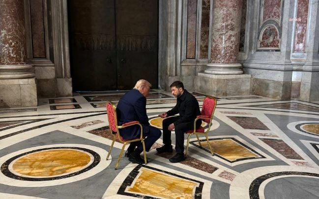 Son görüşmeleri olay olmuştu: Trump ve Zelenski, Papa'nın cenazesinde bir araya geldi 1 Son görüşmeleri olay olmuştu: Trump ve Zelenski, Papa’nın cenazesinde bir araya geldi