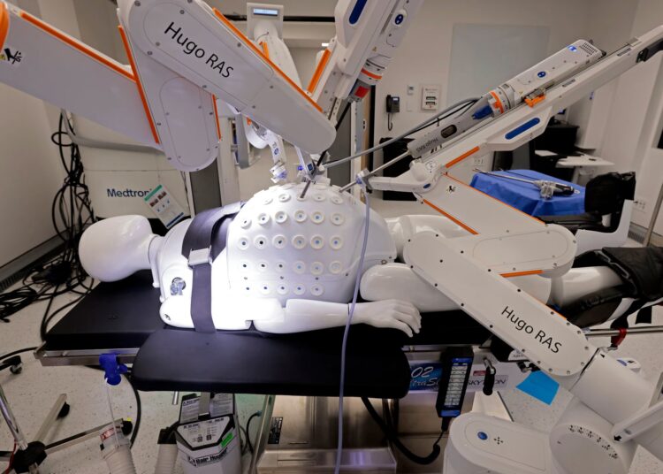 Elon Musk tarih verdi: “Robotlar cerrahları geçecek”