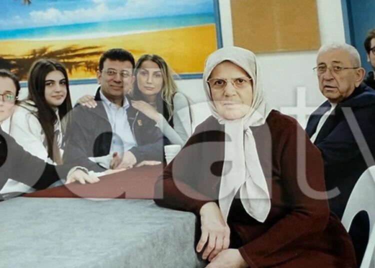 Ekrem İmamoğlu'ndan cezaevinden ilk fotoğraf geldi 1 Ekrem İmamoğlu’ndan cezaevinden ilk fotoğraf geldi
