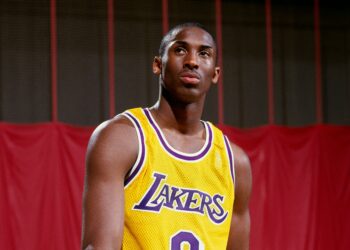 Kobe Bryant’ın ilk NBA forması rekor fiyata satıldı