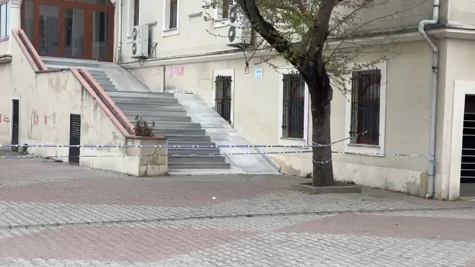 Arnavutköy’de depremde hasar alan cami mühürlendi 2 Arnavutköy’de depremde hasar alan cami mühürlendi