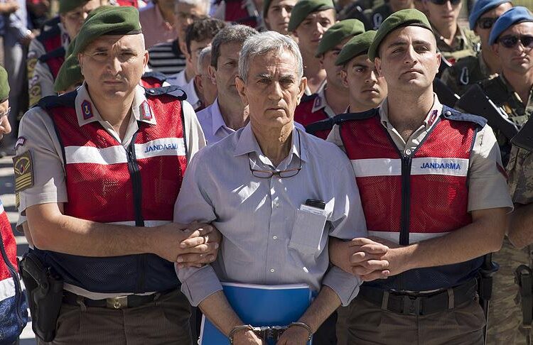 'Darbenin 1 numarası' denilen Akın Öztürk'ü de AK Parti üyesi yaptılar 1 ‘Darbenin 1 numarası’ denilen Akın Öztürk’ü de AK Parti üyesi yaptılar