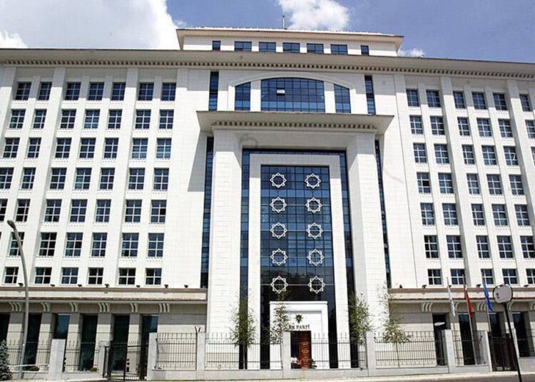 AK Parti'de iki günde 5 il başkanı istifa etti 1 Özel harekat polisi AK Parti Genel Merkezi önünde intihar etti