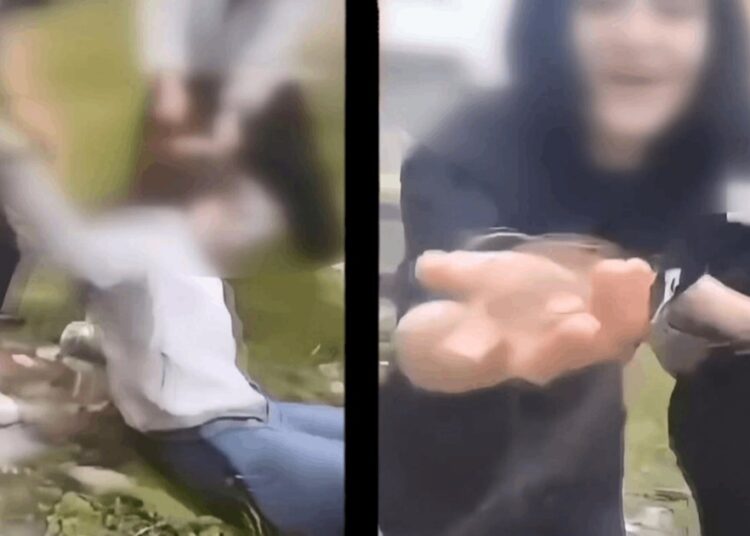 Akran zorbalığı durmuyor: Dövüp kaydettiler, saçını koparıp kameraya güldüler 1 Akran zorbalığı durmuyor: Dövüp kaydettiler, saçını koparıp kameraya güldüler