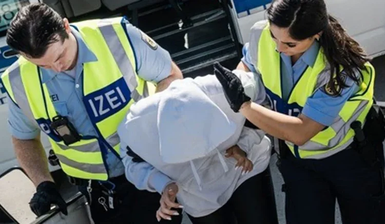 Suça karışan göçmenlere Frankfurt kelepçesi! İltica talebi kabul edilmeyenler İstanbul üzerinden iade 1 Suça karışan göçmenlere Frankfurt kelepçesi! İltica talebi kabul edilmeyenler İstanbul üzerinden iade