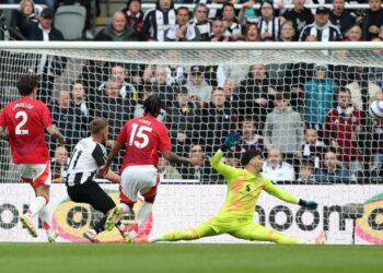 Altay Bayındır ilk lig maçında 4 gol yedi: ManU farka boğuldu
